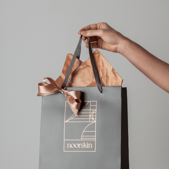 Imagem de um kit de presente de Natal da Noorskin.