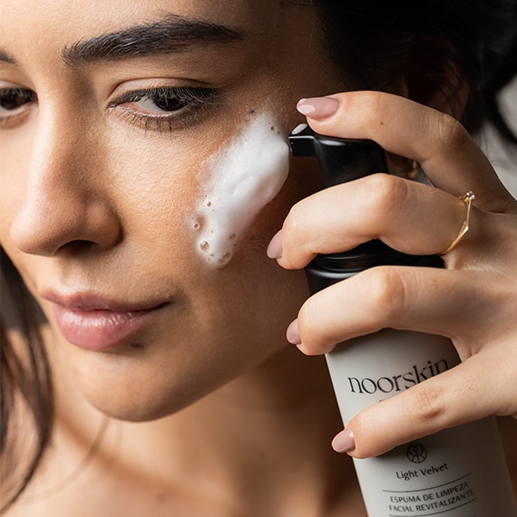 Imagem da espuma facial Light Velvet, da Noorskin, para uma rotina de cuidados pós-sol.